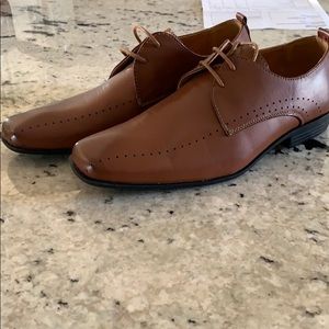 Never worm (no box) young men’s dress shoes